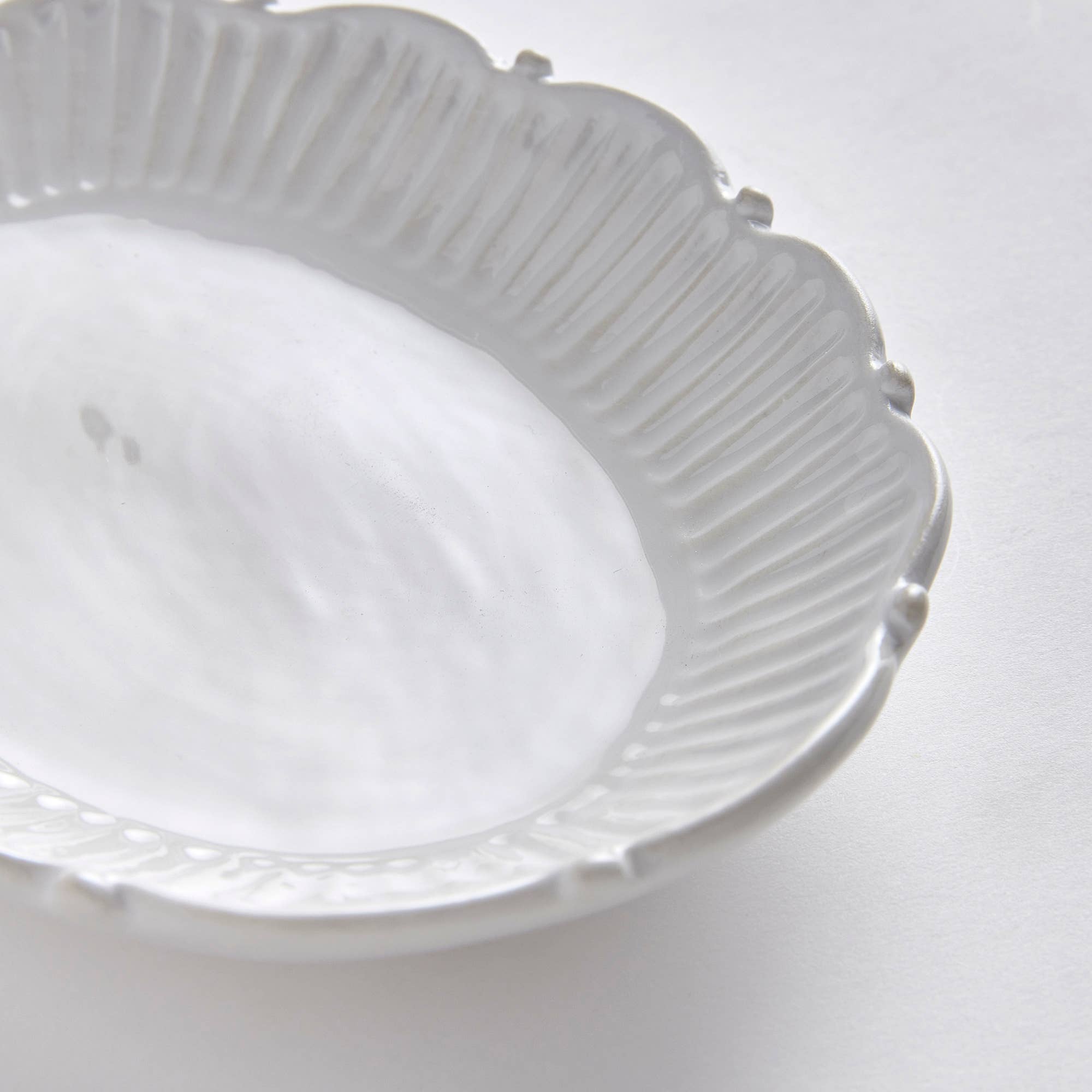 Mabel Round Serving Tray: White / Ceramic